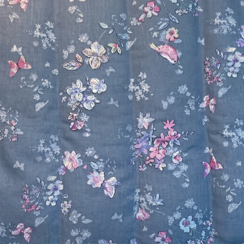 Blau mit Blümchen und Schmetterlingen