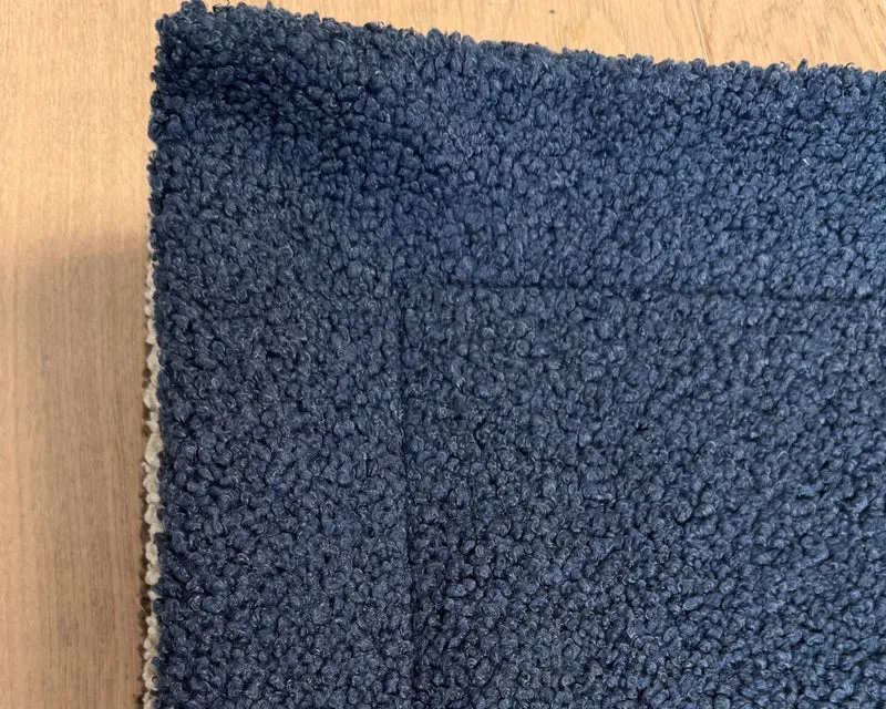 Poufet Cozy Reisedecke – Bouclé | rechteckig | ohne Füllung | Handgemacht in Deutschland