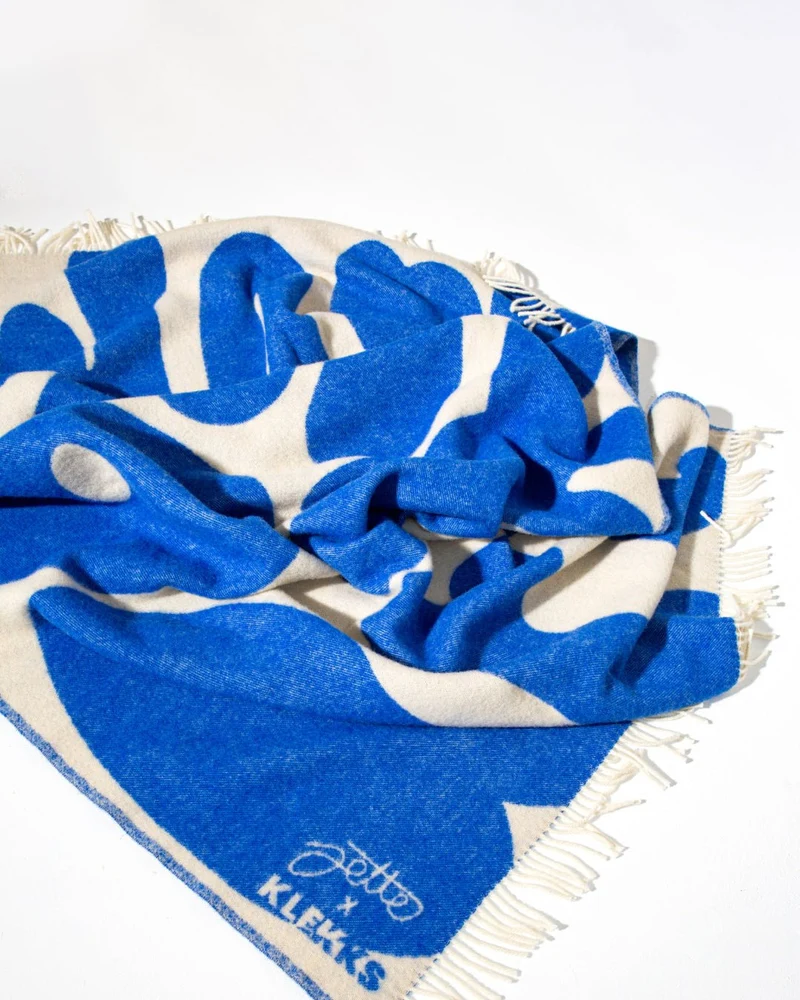 KLEKKS × JETTE NO. 22 Wolldecke in Blau