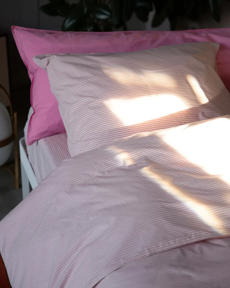 Gestreifter Kissenbezug aus Bio-Baumwolle (80 x 80 cm) • Pink-Ecru