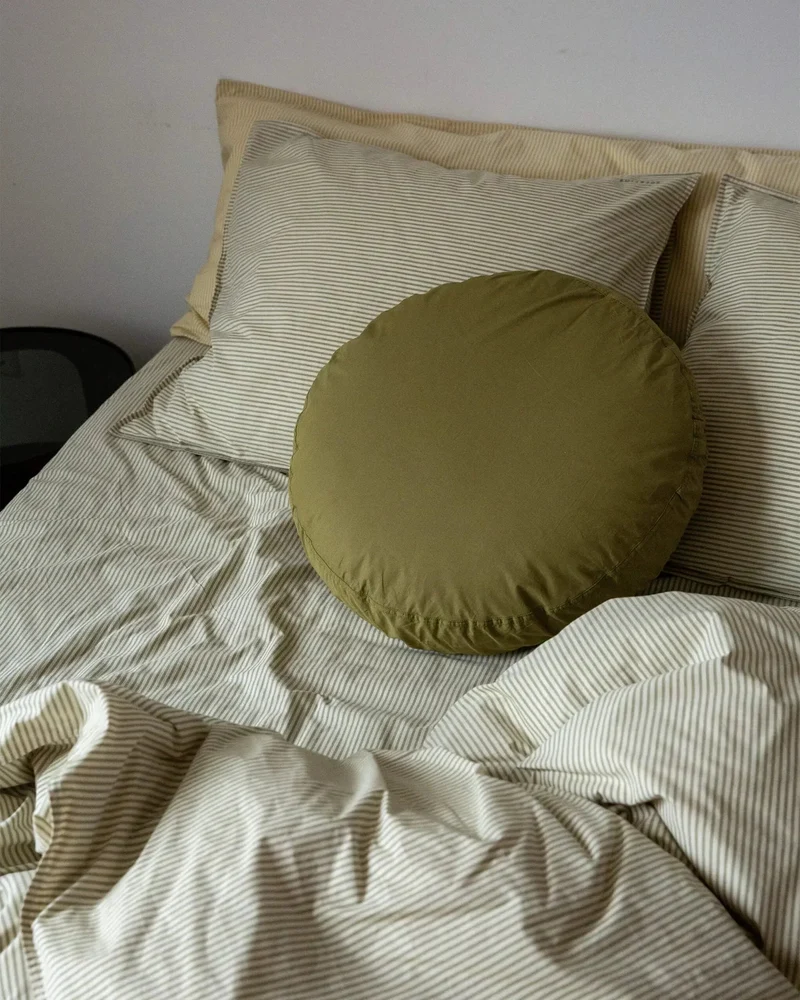 Gestreifter Kissenbezug aus Bio-Baumwolle (80 x 80 cm) • Olive-Ecru