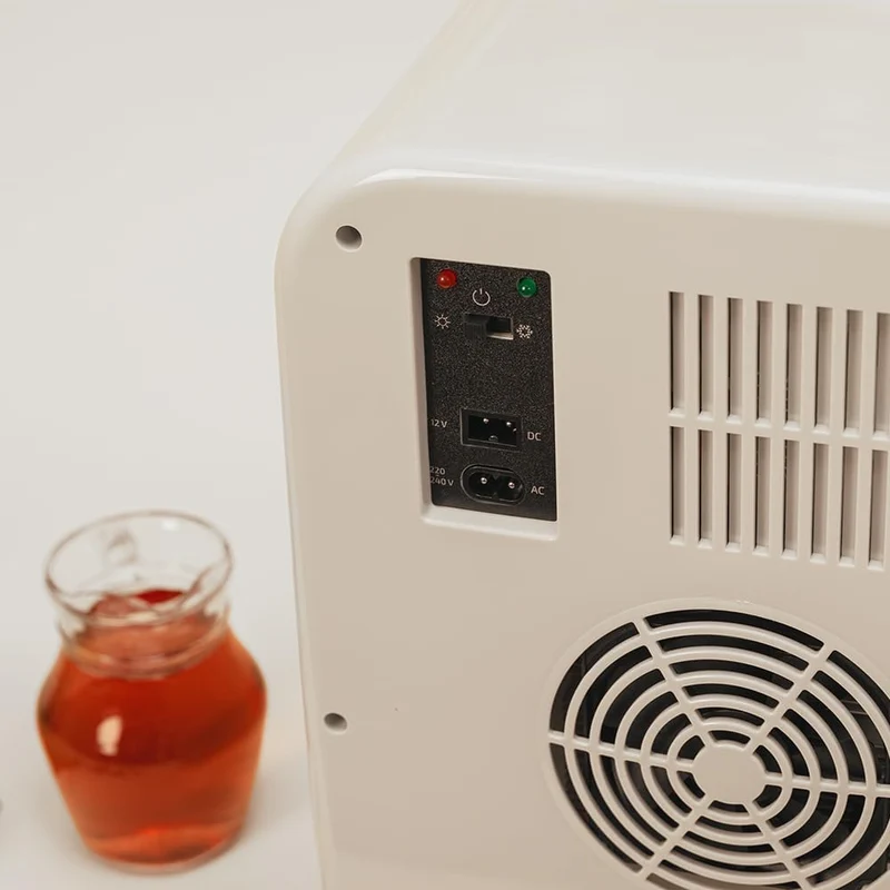 Mini-Kühlschrank / 12V-220V, Kompatibel mit Auto und Wohnwagen, Kühl- und Heizfunktion, Temperaturbereich 5-65º, Einfacher Transport.