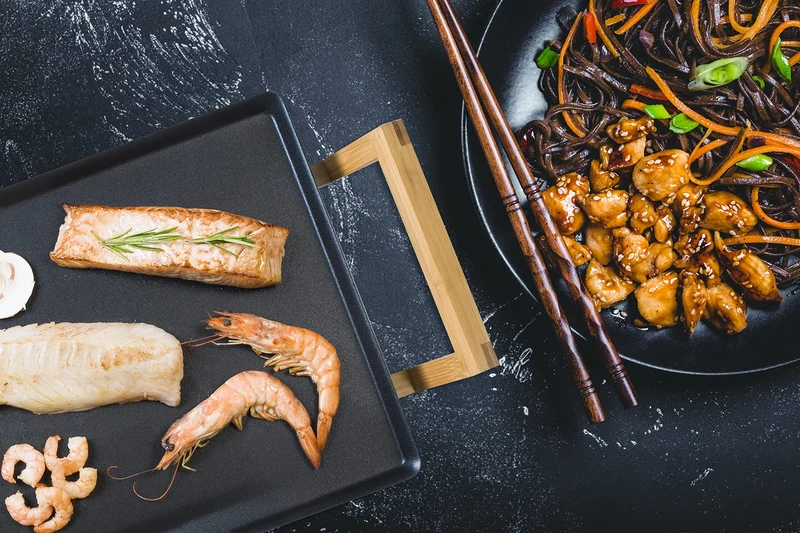 Teppanyaki Grillplatte in Asien Design, mit Bambusgriffen