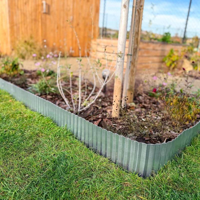 Rasenkante Verzinkt - Beeteinfassung aus Metall 15 cm hoch - Einfache Montage, Rostfrei und Langlebig - Flexible Beetumrandung, 1 Paar Montagehandschuhe inklusive