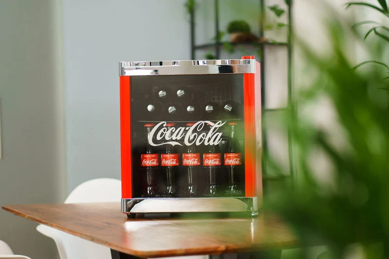 Coca Cola PopArt Kühlschrank 48 L, kleine Getränke Kühlschrank mit Glastür, perfekt für Partys und Handel, energieeffizient, 51 cm hoch, 98 kWh/Jahr - Flaschenkühlschrank Klein