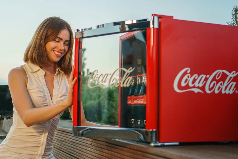 Coca Cola PopArt Kühlschrank 48 L, kleine Getränke Kühlschrank mit Glastür, perfekt für Partys und Handel, energieeffizient, 51 cm hoch, 98 kWh/Jahr - Flaschenkühlschrank Klein