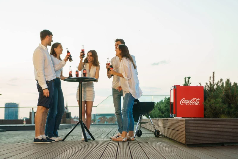 Coca Cola PopArt Kühlschrank 48 L, kleine Getränke Kühlschrank mit Glastür, perfekt für Partys und Handel, energieeffizient, 51 cm hoch, 98 kWh/Jahr - Flaschenkühlschrank Klein