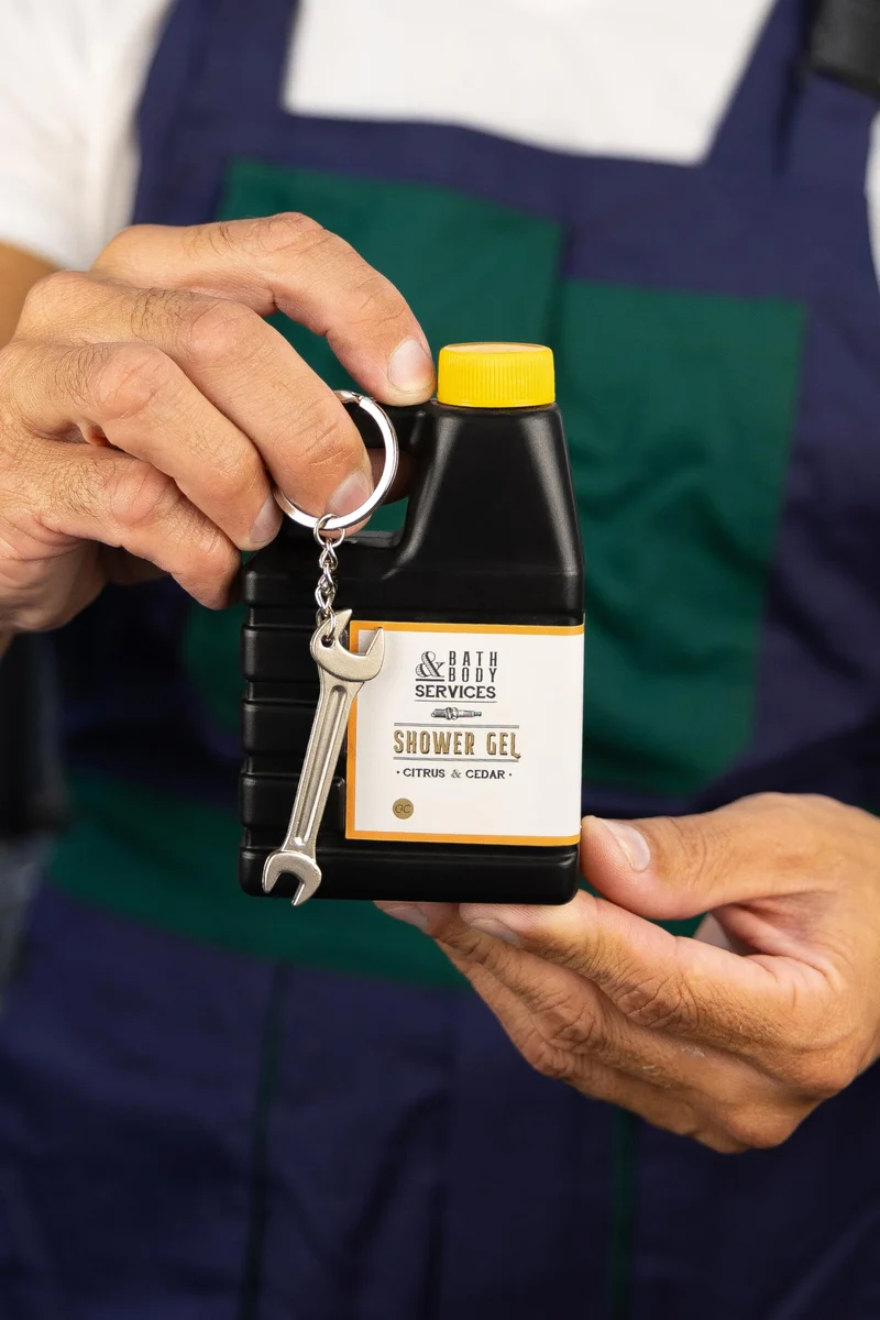 Duschgel BATH & BODY SERVICES für Herren, 200 ml Duschgel im Ölkanister Design mit Schraubenschlüssel Schlüsselanhänger, Geschenkidee für Männer zum Valentinstag und Geburtstag